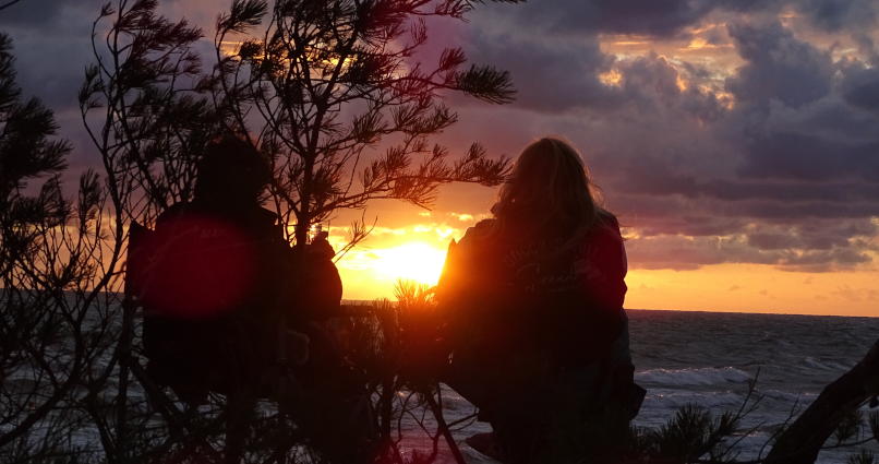 Sonnenuntergang an stürmischer Ostsee in Lettland