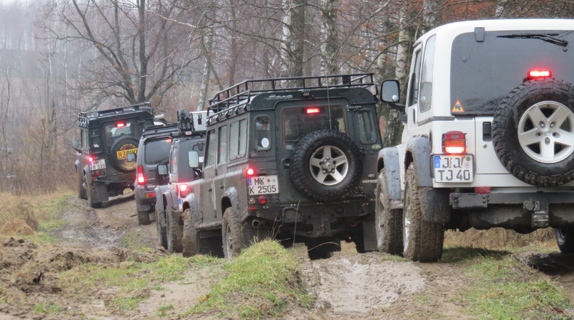 Offroader auf Feldweg