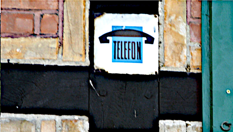 Emaillieschild zeigt Telefon