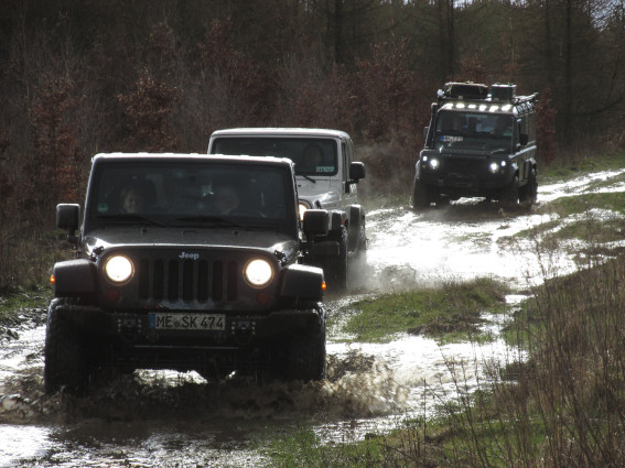 4x4 auf einem feuchten Feldweg